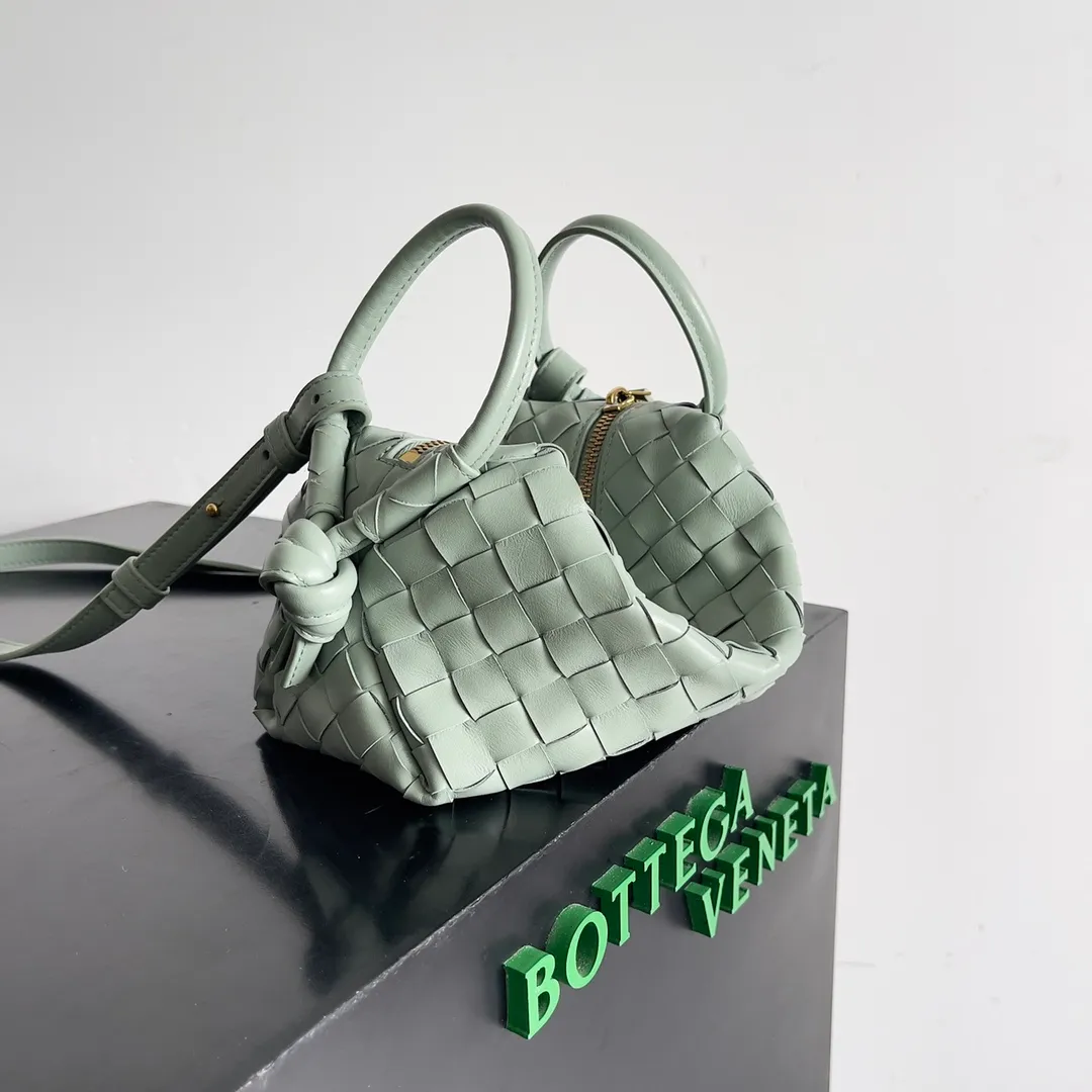 Batch 1360 BOTTEGA VENETA 2024 new loop is here! ! Many girls who like BV have owned the Loop bag. It has a simple appearance, classic weaving, and a compact and lightweight bag shape. This innovation continues the "camera bag" shape. Unlike the traditional Loop bag, which can only be worn as a crossbody bag, this innovation It can be carried by hand or cross-body, satisfying both the concave shape and daily needs. The oversized buckle can be folded and used as a handle. The sultry heat in summer ☀️ usually reduces people's desires. Having a lightweight bag will greatly enhance the happiness of traveling🫧 Style number: 796615 Size: 19*12*9cm